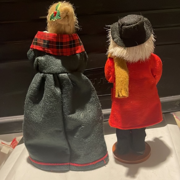 Vintage Byers Choice Christmas Carolers Couple Seniors Singer Figurines - Picture 4 of 16